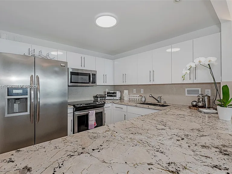 2301 Collins Ave #938 — Photo 14