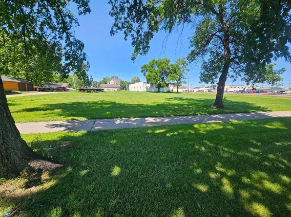 201 2nd St S, Wahpeton, ND 58075