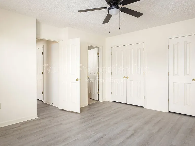 Creekside Apartments — Photo 28