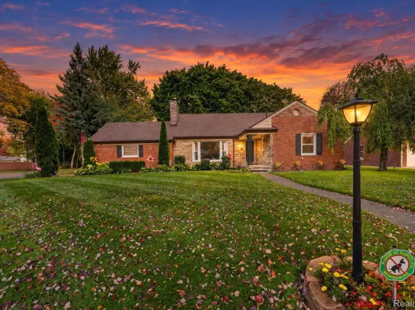 28456 Sunset Blvd W, Lathrup Village, MI 48076