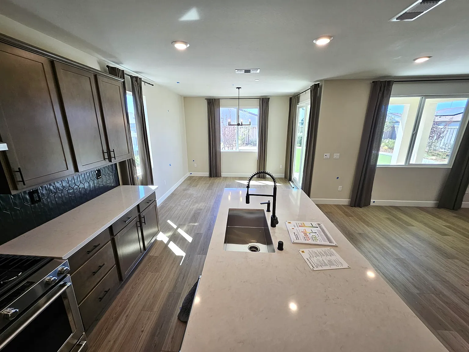 5 bed, 3.5 bath, 2378 sqft, $3,500 — Photo 3