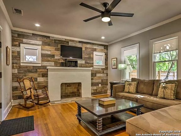 4th image of 301 W Lullwood Ave