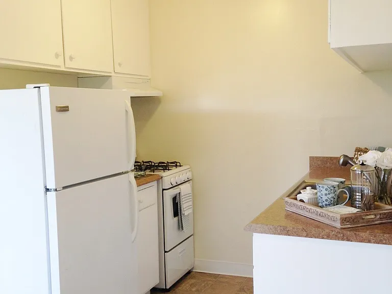 Coronado Apartments — Photo 18