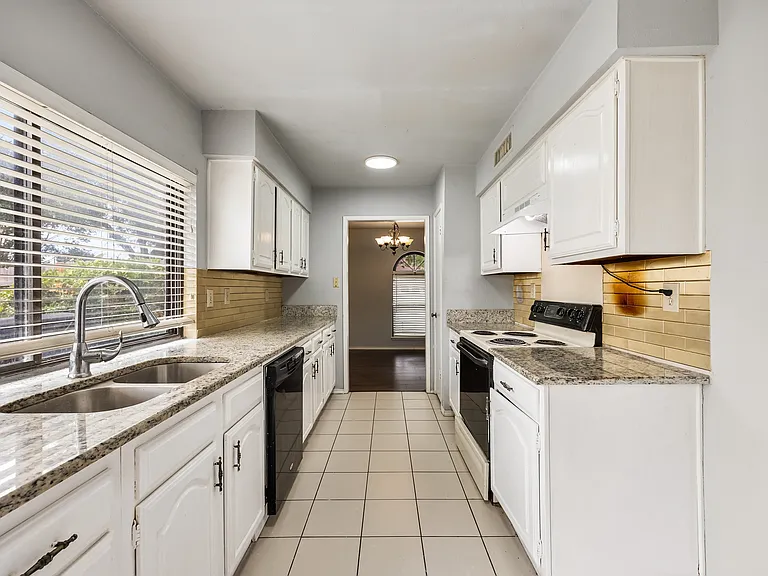 2933 Silverdale Ln — Photo 10