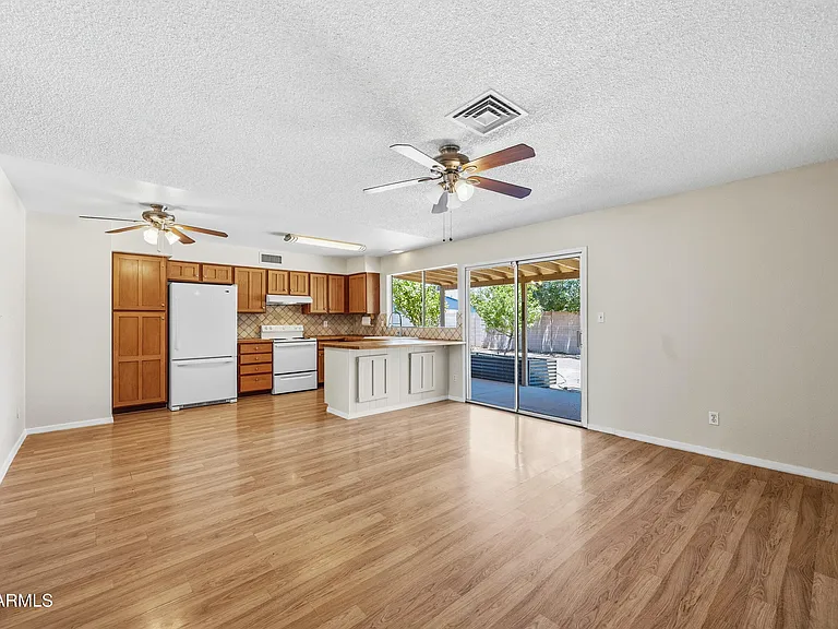 2216 W Straford Dr — Photo 7