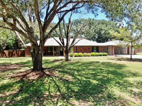 19470 Blume Dr, Lytle, TX 78052