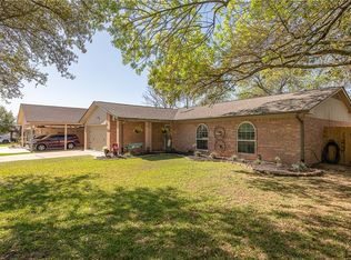 2904 River Oaks Cir, Bryan, TX 77802