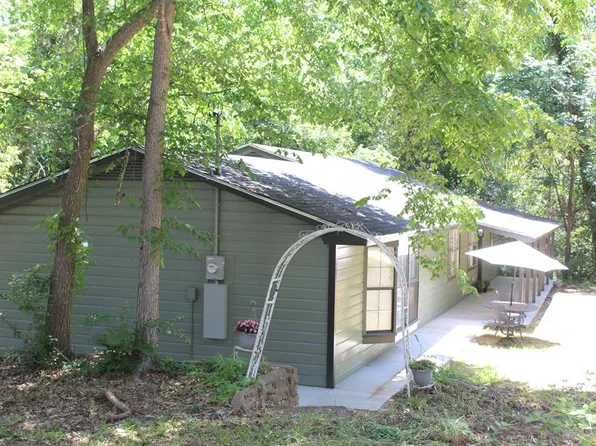 114 Clover Ln, Palestine, TX 75803