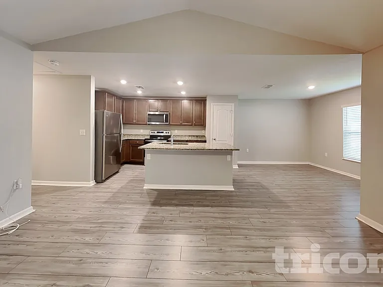 57 Pilgrim Dr — Photo 3