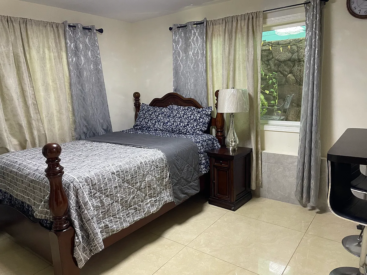 Queen size - 3223 Monsarrat Ave #5