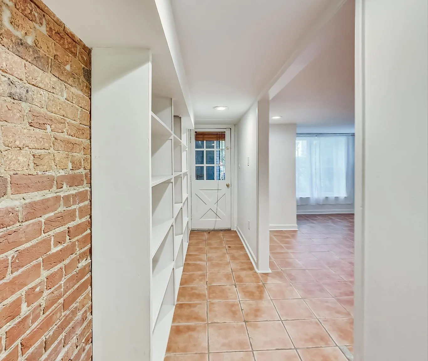 1 bed, 1045 sqft, $2,400 — Photo 3