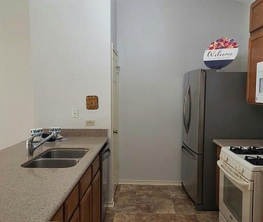 3rd image of 735 E Country Grove Cir