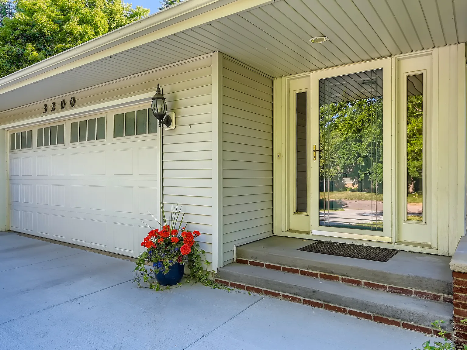 5 bed, 2.5 bath, 3794 sqft, $4,200 — Photo 2