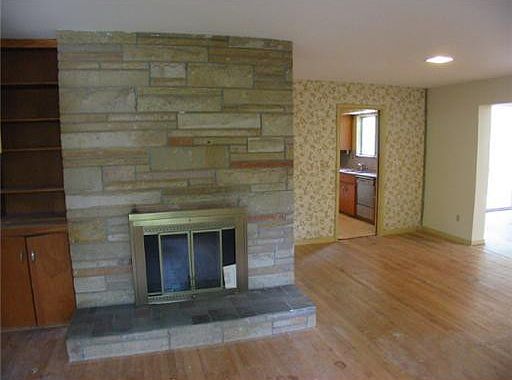 4th image of 1275 Crosby Cres