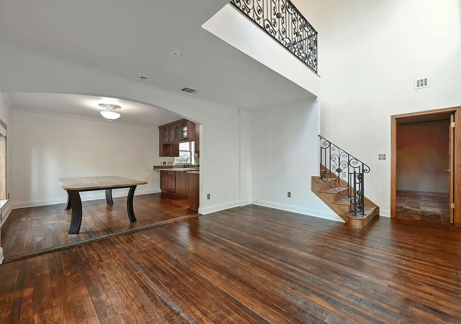 6Bed/4Bath in West Campus — Photo 3
