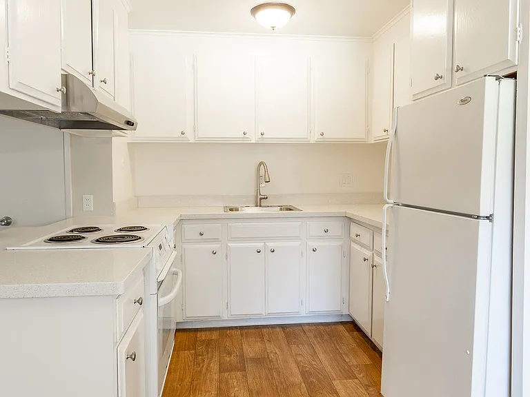 Golden Oaks Apartment — Photo 6