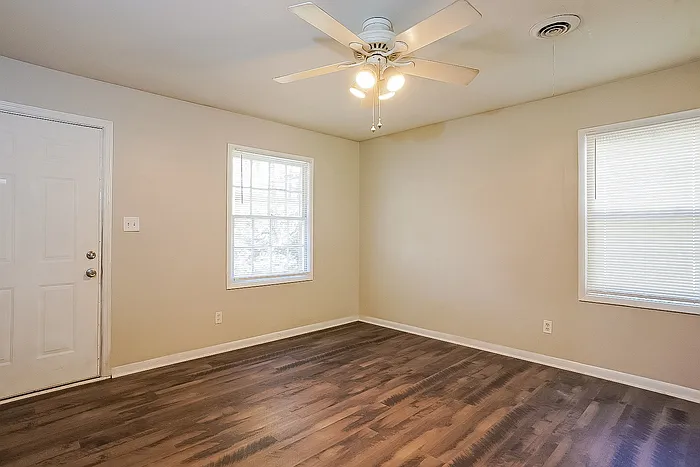 3 bed, 1.0 bath, 1014 sqft, $1,295 — Photo 2