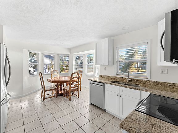 Spacious eat-in kitchen