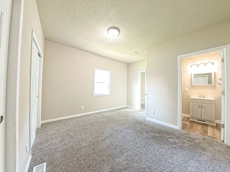 715 Kirkwood Ave — Photo 5