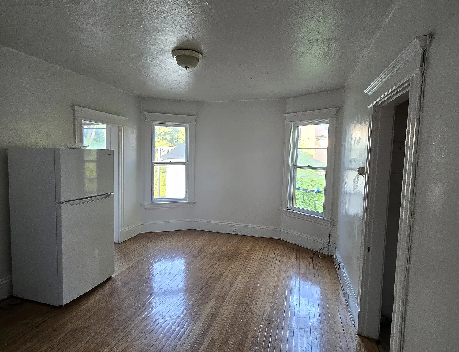 3 bed, 2400 sqft, $3,500 — Photo 2