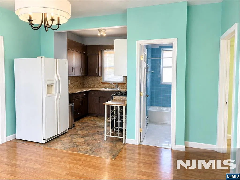 2 bed, 1.0 bath, $2,200 — Photo 3