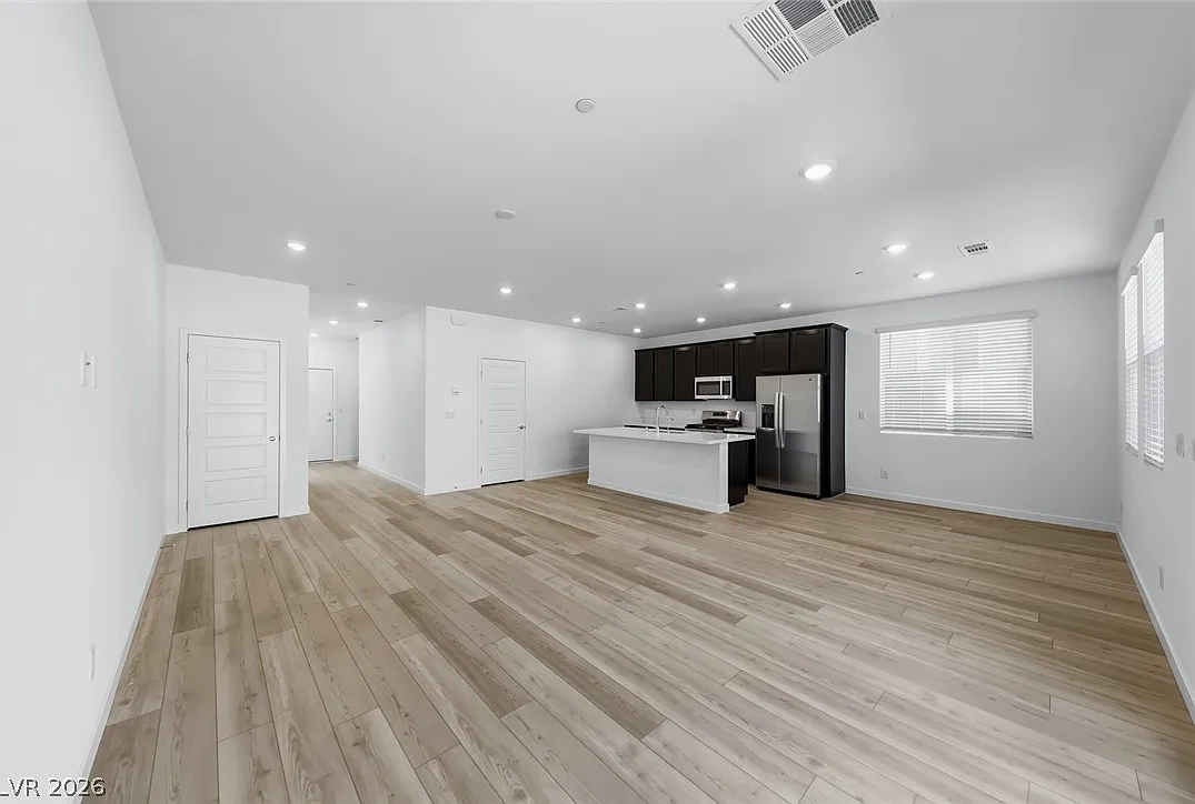 4 bed, 3.0 bath, 2257 sqft, $2,595 — Photo 4