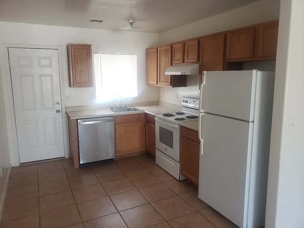2 bed, 1.0 bath, 805 sqft, $1,050 — Photo 1