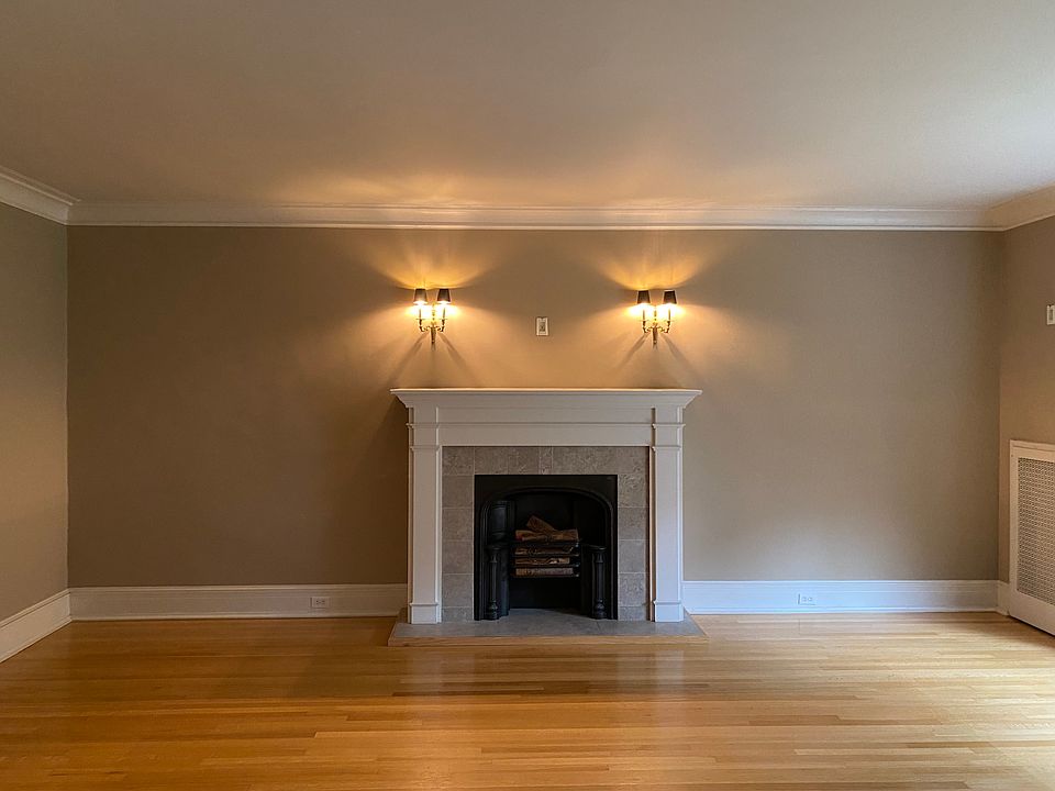 Living room - not a working fireplace