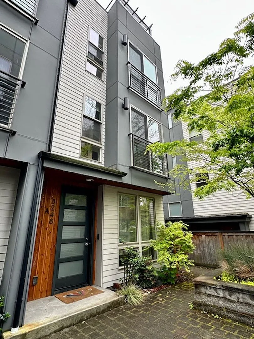 3 Bedroom Queen Anne Townhouse w/rooftop deck Available by November 16th at $4100! — Photo 1