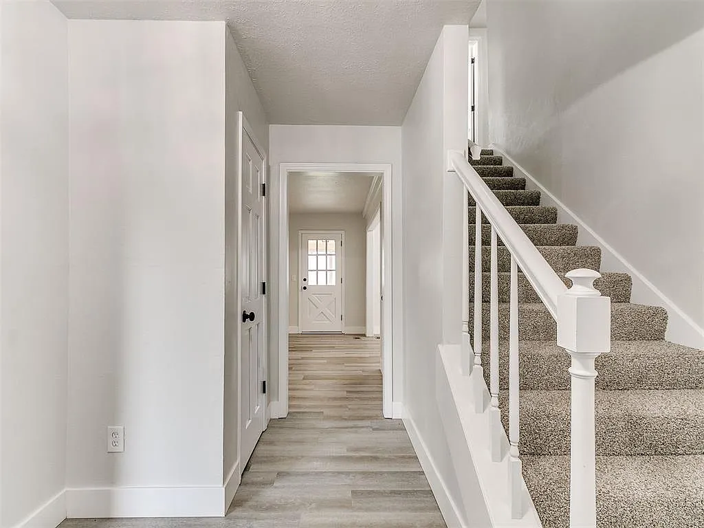 5 bed, 2326 sqft, $2,250 — Photo 3