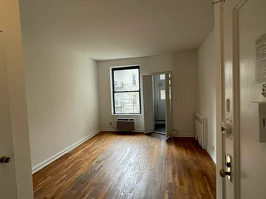 Rented by Eric Goodman Realty Corp | media 2