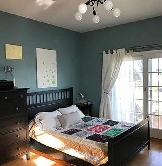 Same bedroom, alternate set up.