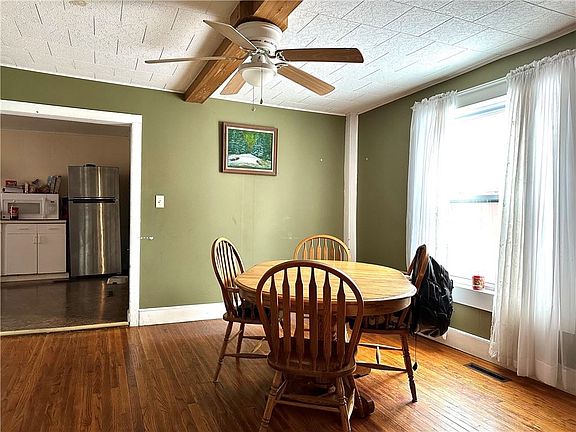 4th image of 132 N Main St