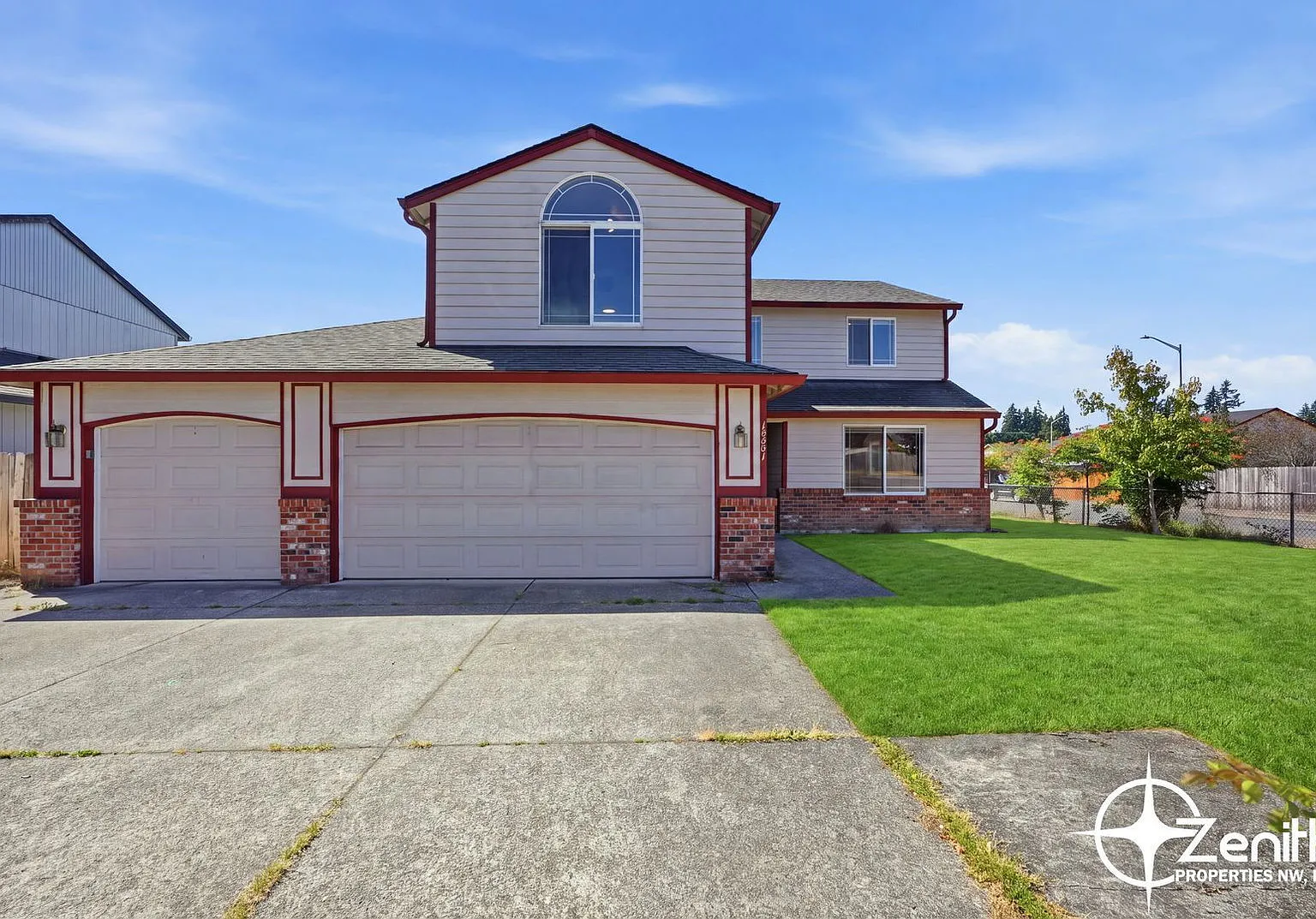 4 bed, 2.5 bath, 2484 sqft, $2,995 — Photo 2