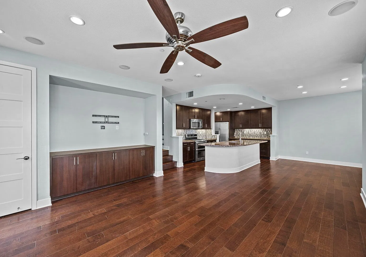 Gorgeous End Unit Townhome in Vantis — Photo 4