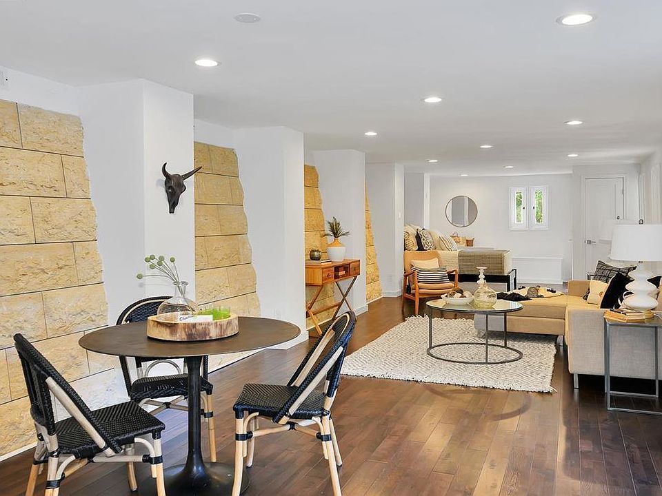 Whose place as seen when you enter the unit with plenty of windows