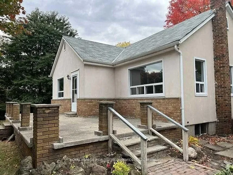 235 Lakeshore Rd W — Photo 20