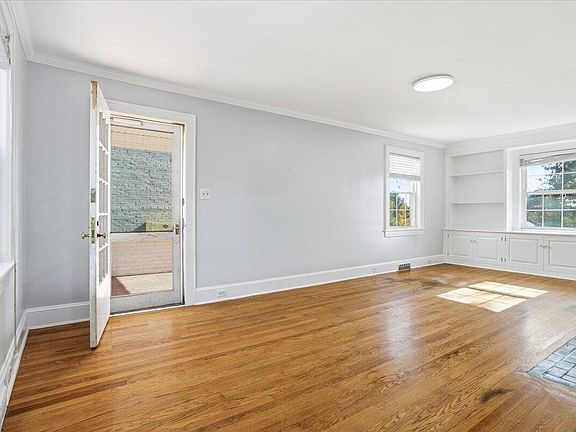 5th image of 2713 Cumberland St NW