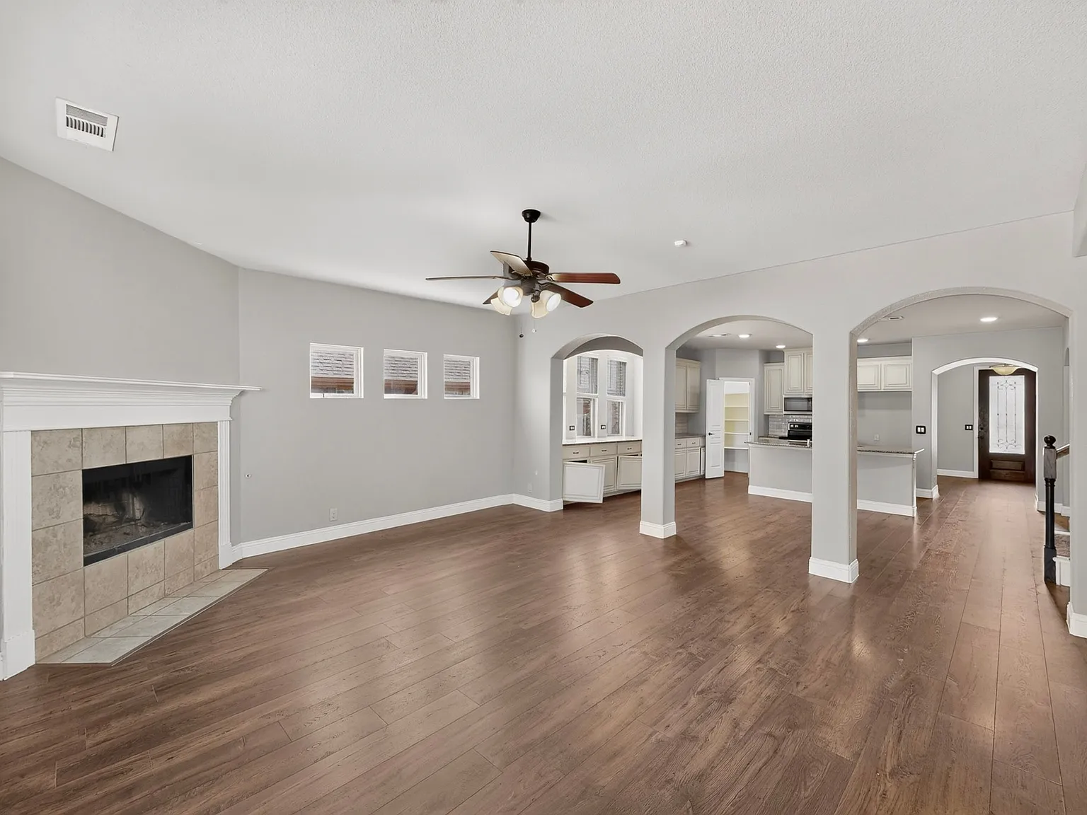 5 bed, 3307 sqft, $2,900 — Photo 3