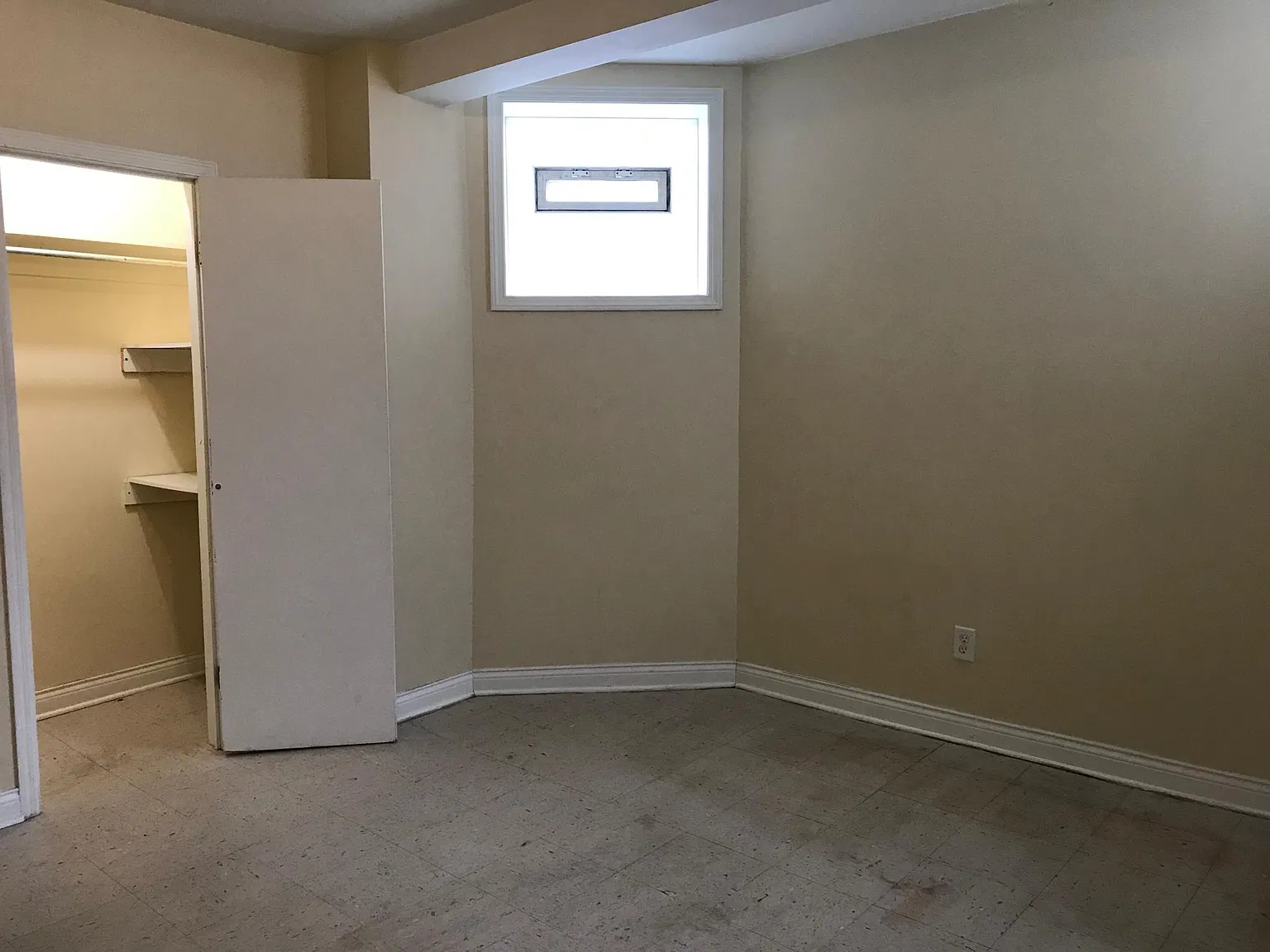 Studio, 300 sqft, $895 — Photo 3