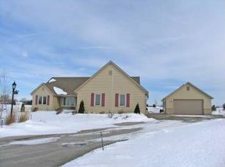 824 Black Squirrel Ct, Hubertus, WI 53033