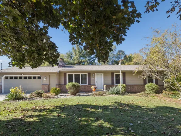 8241 Courtland Dr NE, Rockford, MI 49341