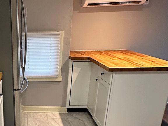 441 Summit Ave Apt 1 - Kitchen & Breakfast Bar (view 2)