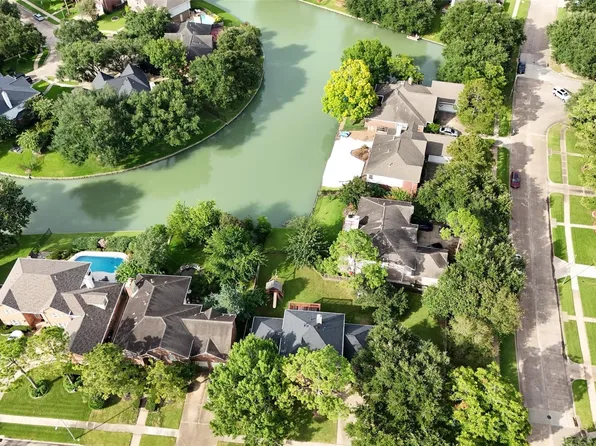 1110 Lake Estates Dr, Sugar Land, TX 77498