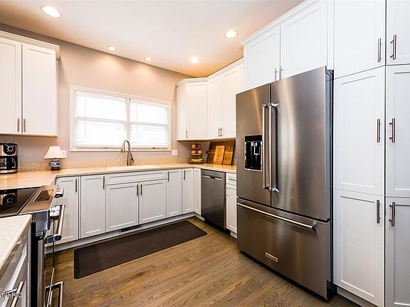 3rd image of 2525 Churchill Dr
