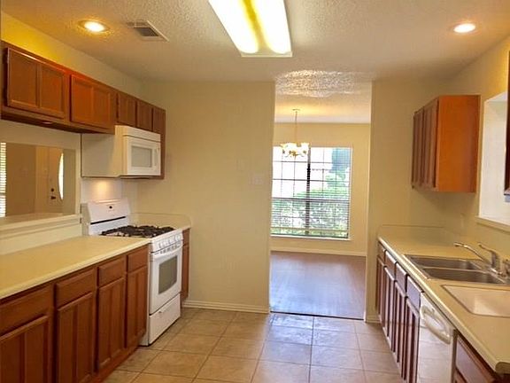 4th image of 604 Fieldwood Dr