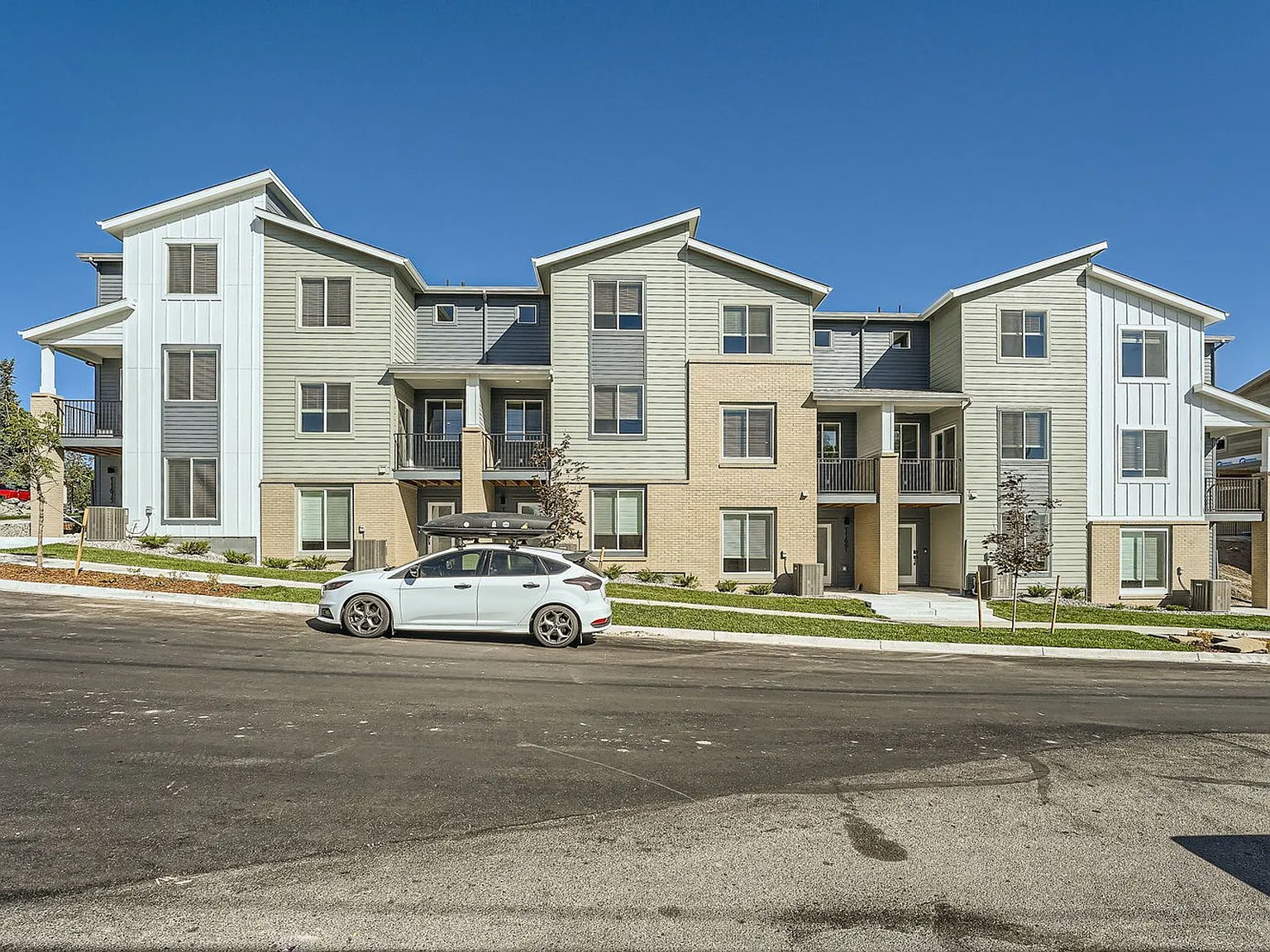Applewood Town Homes 3 Bedroom 3 Bath Beautiful Newer Units! With Fabulous Views — Photo 3