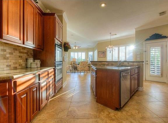 Gourmet Island Kitchen with Breakfast Bar