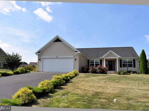 663 Franklin Square Dr, Chambersburg, PA 17201