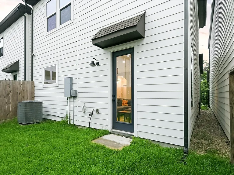8324 Curry Rd — Photo 15